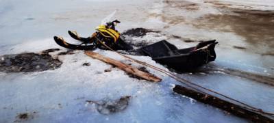 Двое рыбаков на снегоходе провалились под лед на севере Карелии