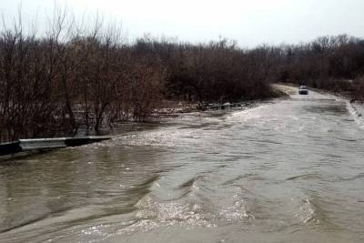 Паводок продолжает подтапливать мосты и дороги в трех районах Саратовской области