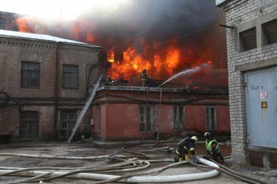 Пострадавшего на «Невской мануфактуре» пожарного успешно прооперировали