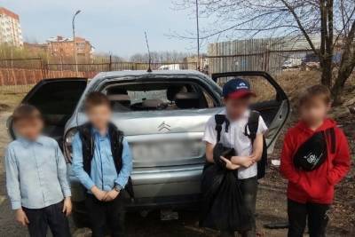 Четыре подростка разбили припаркованный автомобиль в Рязани