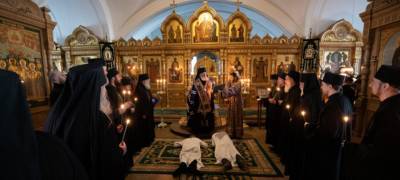На Валааме инок и рясофорный послушник проползли по храму, чтобы принять постриг (ФОТО) - stolicaonego.ru