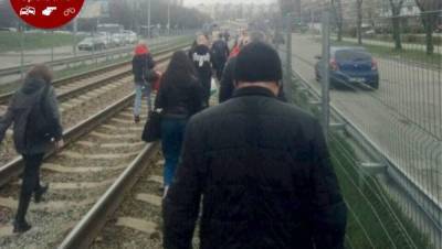 Приходится идти много километров: сотни киевлян оказались в "клетке" из-за задымления трамвая