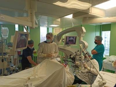 Петербургские онкологи научили иногородних коллег лечить опухоли гортани без надрезов