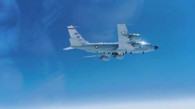 Видео перехвата американского самолёта-разведчика над Тихим океаном