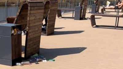 Тюменцы возмущены переполненными мусорками на новой набережной
