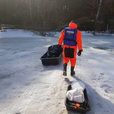 В Челябинске со льда озера сняли двух рыбаков, которые не смогли выйти на берег