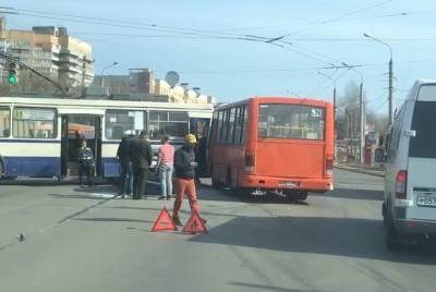 Автобус и троллейбус столкнулись в Приокском районе