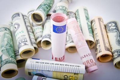 Доллар и евро существенно падают утром 16 апреля