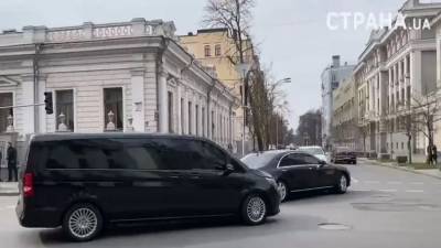 Центр Киева перекрыли на несколько минут ради кортежа Зеленского: видео