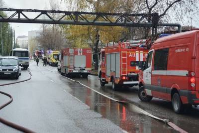 Жилой дом горит на Отрадной улице в Москве
