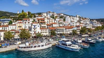 Греция отменяет обязательную самоизоляцию для туристов с 19 апреля
