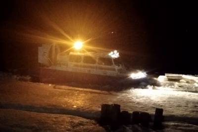 Ночью сотрудники МЧС оказывали помощь в транспортировке жителям островов Архангельска