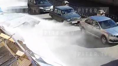 Видео: забор упал на машины и людей на набережной канала Грибоедова - piter.tv - Санкт-Петербург