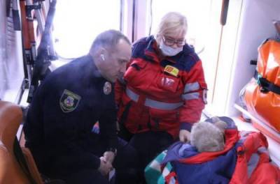 Измученный и замерзший: ВИДЕО с переночевавшем в лесу на Киевщине 2-летним ребенком