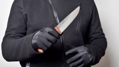 Изрезанного ножом мужчину нашли в луже крови на севере Москвы