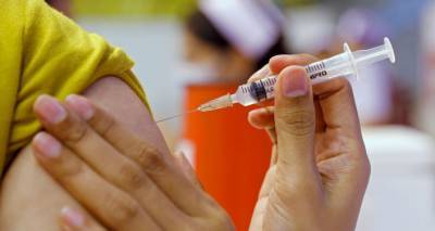 Ажиотаж у пункта вакцинации в Риге: люди пришли, но может возникнуть проблема с вакциной