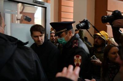 «На помойку пойду»: жители Екатеринбурга штурмуют офис банка «Нейва», у которого ЦБ РФ с утра отозвал лицензию