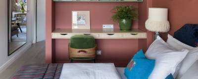 Компактный столик может превратить спальню в стильный мини-кабинет