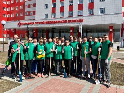 Волонтёры Сбера провели субботники на территории рязанских больниц