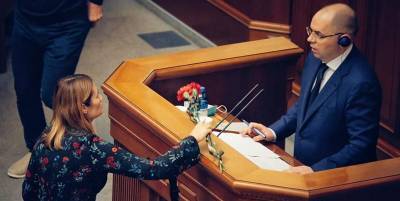 Нардеп Ольга Стефанишина принесла две гвоздики Степанову в память об умершем от коронавируса - Фото и видео - ТЕЛЕГРАФ