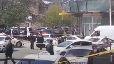 Видео с места захвата заложников в отделении банка в Тбилиси