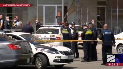 В Тбилиси вооруженный мужчина захватил заложников в банке — видео
