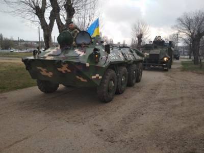 Готовы действовать решительно: военных с тяжелой техникой стянули на границу в Одесской области, видео