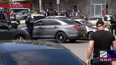 В центре Тбилиси вооруженный мужчина захватил заложников в банке