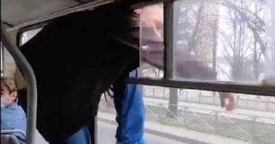 "Ударил ногой в спину": в Черкассах мужчина избил кондуктора и сбежал через окно троллейбуса (видео)
