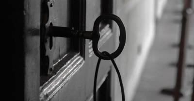 В РФ пенсионер повесился на веревке от ключей, открывая дверь в квартиру