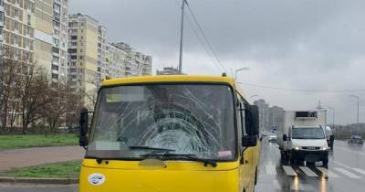 В Киеве маршрутка насмерть сбила женщину возле пешеходного перехода (ФОТО)