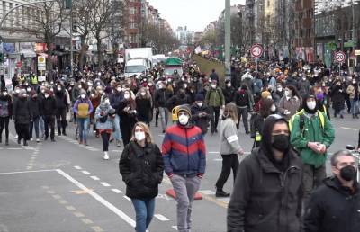 Массовые протесты в Берлине переросли в столкновения с силовиками