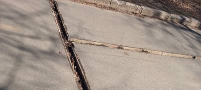 На аллее в Петрозаводске украли металлические решетки с дождеприемника (ФОТО)