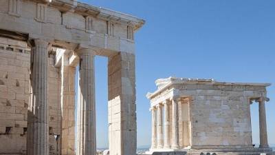 Греция отменяет семидневный карантин для туристов из России