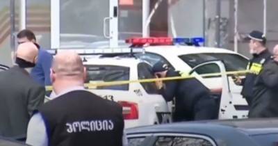 В Грузии вооруженный мужчина захватил заложников в банке (видео)