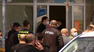 Взявший заложников в Тбилиси налетчик сложил оружие