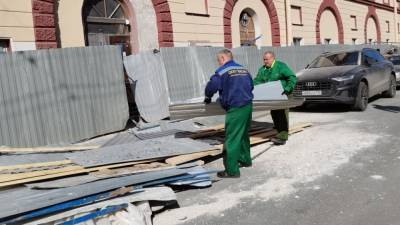 Строительный забор обрушился в центре Петербурга