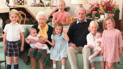 принц Уильям - Кейт Миддлтон - принц Джордж - принц Филипп - принц Луи - Зара Тиндалл - Королевская семья поделилась редкими фотографиями в память о принце Филиппе - skuke.net
