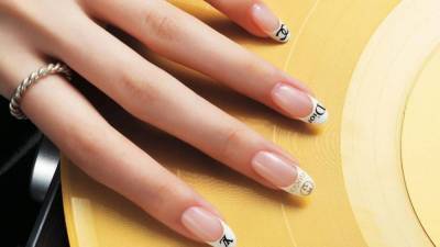 Логомания и маникюр — тренд на логотипы на ногтях возвращается благодаря шоу Gucci