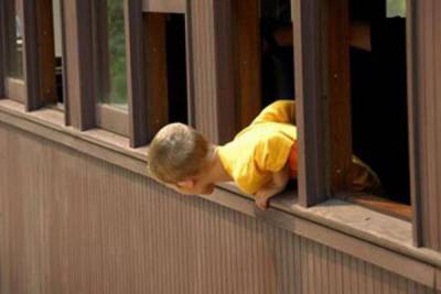 Двухлетний житель Заволжья выжил после падения с высоты четвертого этажа дома