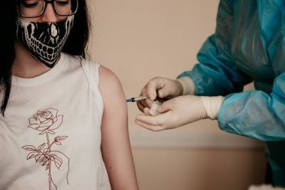 Прививка от ковида: сотрудники РИА «Верхневолжье» второй раз подставили плечо вакцине