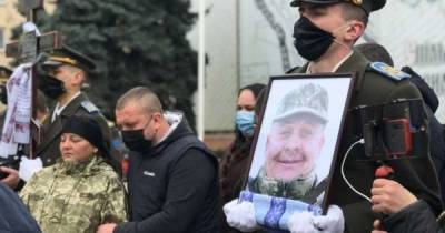 В Черновцах прощаются с погибшим на Донбассе бойцом Алексеем Мамчием: фото (11 фото)