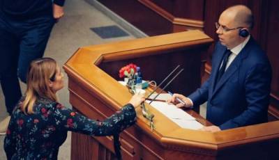 Главе Минздрава Украины вручили в Раде траурный букет