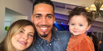 На глазах 2-летнего сына. Вооруженные грабители атаковали дом футболиста Ромы — СМИ