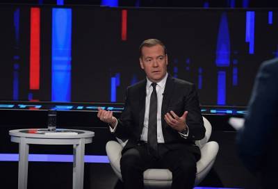 Медведев похвалил Путина за рост зарплат в стране и призвал «напомнить об этом оппонентам»