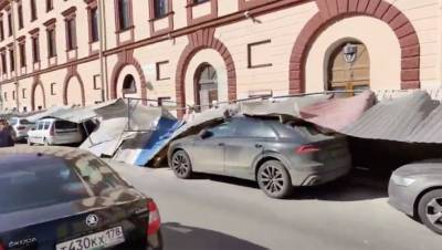 В центре Петербурга на припаркованные автомобили упал строительный забор