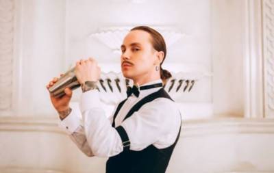 Уборщик в отеле и дама в шляпе: Артем Пивоваров представил новый клип на песню "Рандеву" (ВИДЕО)