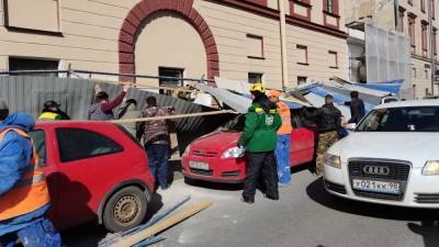 Строительный забор обрушился на припаркованные машины в центре Петербурга