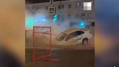 В Екатеринбурге такси рухнуло в дыру на дороге