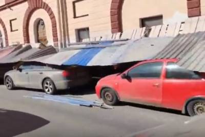 В центре Петербурга на автомашины обрушился строительный забор